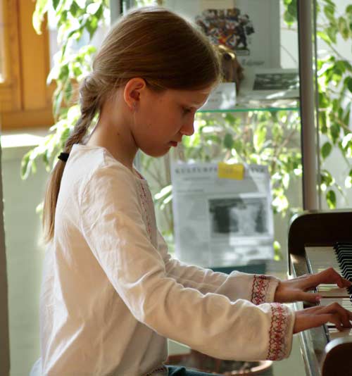 Clara am Klavier